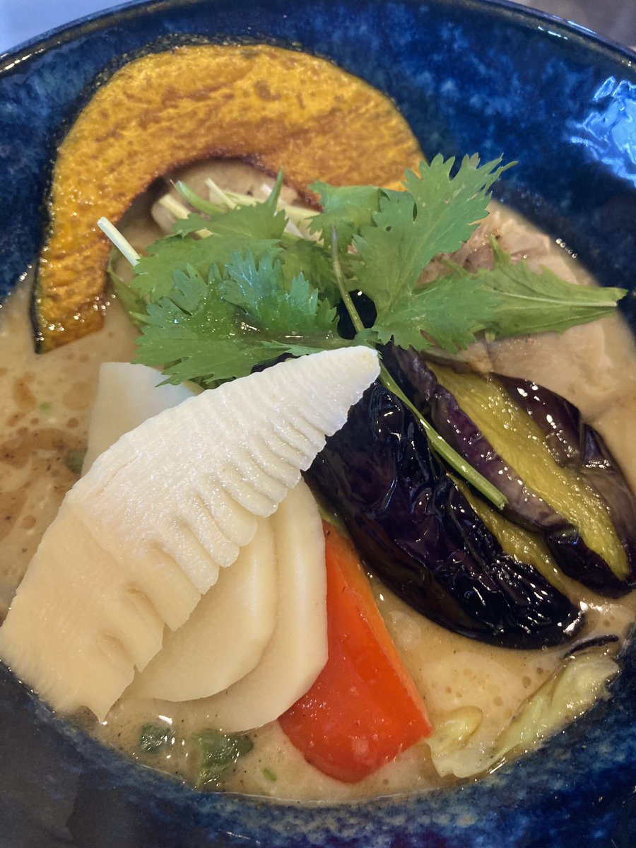 nyt_staff's tweet photo. おはようございます🌞スープカレー南葉亭です。
6／6（土）本日からSPグリーンカレー南葉亭風がスタートしました🌿
ココナッツのまろやかなコクに魚醤のうまみ、青唐の辛味、エスニックな風味が溶け合っておいしいですよっ✊🏻
ぜひお試しください！ https://t.co/F5zPnmy8dp