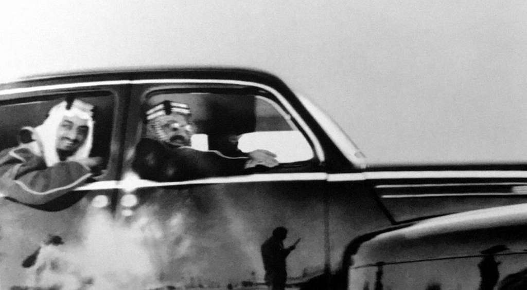 menavisualss's tweet photo. 🇸🇦 King Abdulaziz and his son Prince Faisal in the Eastern Province during a visit to Aramco to inspect oil installations in 1947. https://t.co/fzUynUJgLs