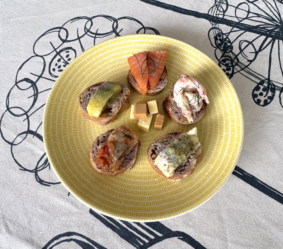 aquavitjapan's tweet photo. スモークサーモン、ボイル甘エビ、ニシンマリネのオープンサンド。父の日のプレゼント、夏至祭のパーティーにもいかがでしょうか。２５周年セールは本日６月７日まで。https://t.co/LBr6Vj0pXo  
#アクアビットジャパン　＃２５周年セール https://t.co/W9OzYDyx4j