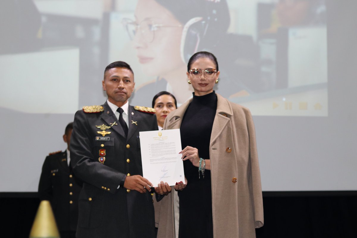 EGuzmanurresta's tweet photo. 🎖️ 131 años de Revolución Liberal | 126 años de historia y tradición del Colegio Militar N.° 1 Eloy Alfaro 

🏫 Una institución que no solo educa, sino que forja identidad, carácter y valores patrios en niñas, niños y jóvenes desde hace 126 años, siendo uno de los pilares más sólidos de la educación ecuatoriana. 

En representación de la @AsambleaEcuador, tuve el honor de entregar reconocimientos al Comil N.° 1 por su destacada trayectoria educativa, así como la condecoración "Vicente Rocafuerte" a su rector, por su gestión en la recuperación de proyectos emblemáticos de fortalecimiento institucional. "Solo venciéndote, vencerás." 🇪🇨⚔️
@DefensaEc 
@Educacion_Ec