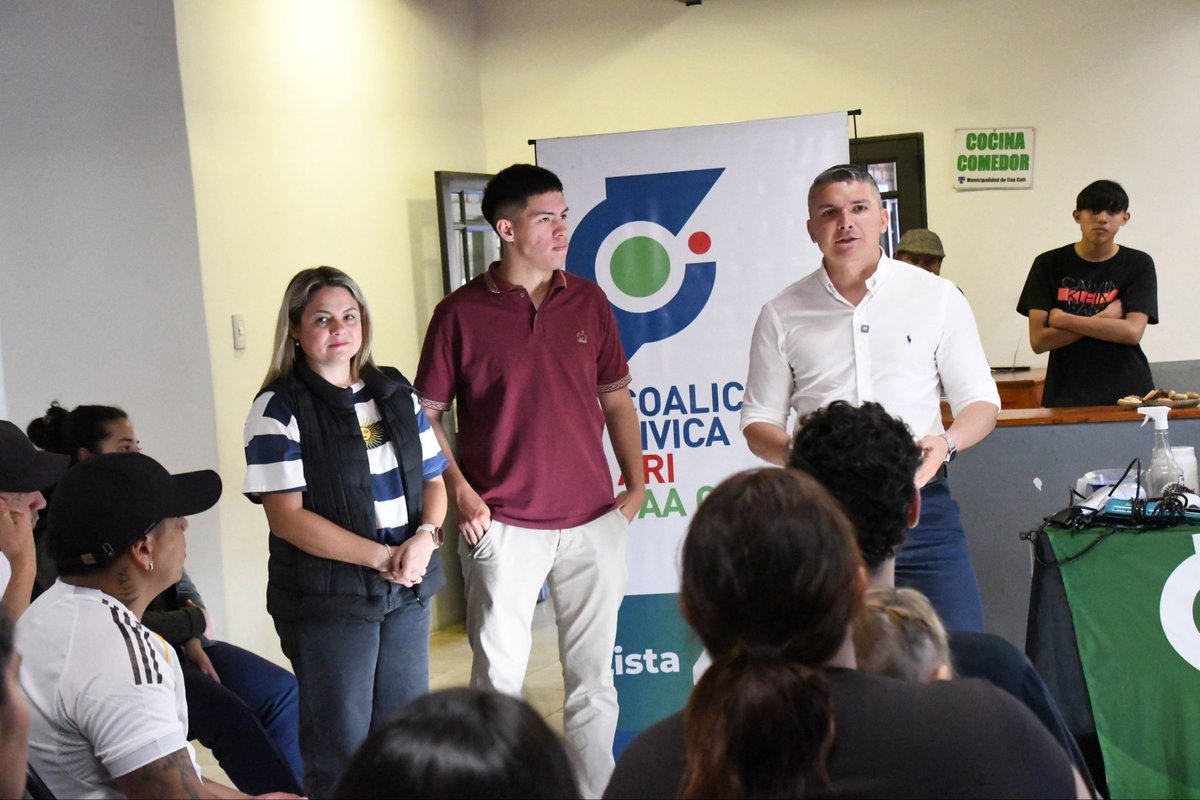 cuquicalvano's tweet photo. Hoy llegamos a #CaaCatí con la #47emprende, con el taller gratuito de ABC capilar para que los vecinos aprendan y puedan salir adelante.

Cada capacitación que acercamos a los correntinos en la @coalicioncivicacorrientes es una oportunidad para aprender, emprender y crecer 💪🏼💚 https://t.co/DN4CyorTbs
