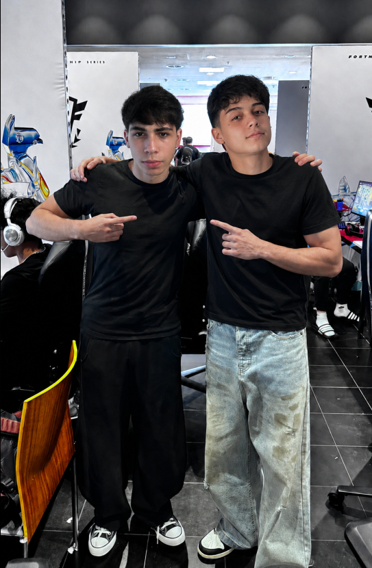 prozinhz's tweet photo. @kudifnbr wonkeeland season inteira nao guivo nem fudendo seus filha da puta 🤬
coaches @fransbtw @daxxzin @sizedfn @seawxve @coolerfnn1 @t3enyFN @p7drzx @Avixfv https://t.co/m8wgsiPz81