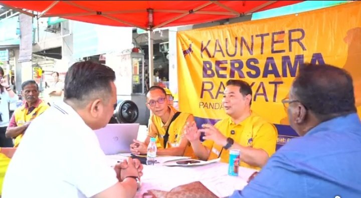 amer7211's tweet photo. Kaunter bersama PKR? ❌
Kaunter bersama BERSAMA? ✅

Steady warga PANDAN. Jika dahulu @rafiziramli setiap minggu bersama kaunter bergerak di Pandan atas platform PKR (Parti Kencing Rakyat), bermula hari ini, beliau di atas platform yang lebih dipercayai, berintegriti dan berprinsip, @partibersamamy. 

Ayuh warga Pandan! Ingat kancil, ingat BERSAMA. Jangan lupa mendaftar diri menjadi ahli di pautan https://t.co/sGfOm8sIoo. 🫶🏻