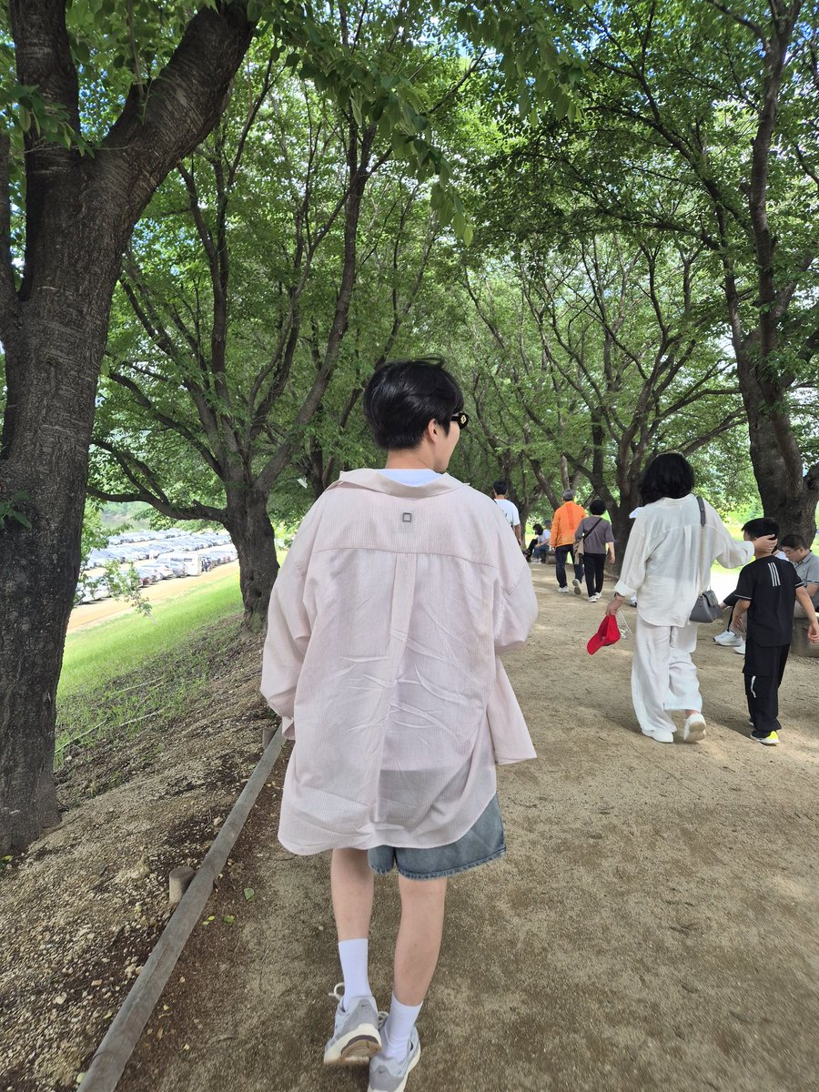 XiuweetB's tweet photo. 종아리 라인 다른 거 너무 맛있고~ https://t.co/O0ajvLDBSi