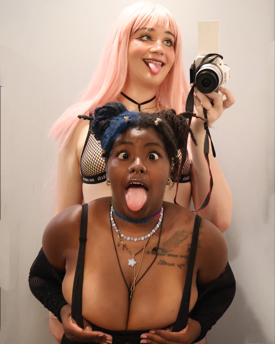 TransFemm's tweet photo. Two pretty best friends 💫 

#alt #emo #goth #grunge https://t.co/kaGi6SrdT0