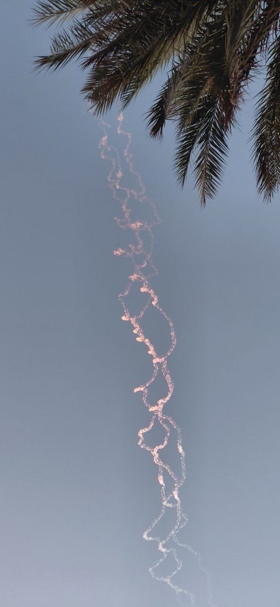 Geopolitik_2030's tweet photo. #IRAN #URGENTE🚨🔥💥 
🚨 Irán ataca bases estadounidenses tras el ataque a Qeshm y Sirik — CGRI

La Guardia Revolucionaria Islámica (CGRI) declaró haber atacado bases estadounidenses en la región tras la agresión militar de EEUU contra Sirik y la isla de Qeshm, según informó IRNA.

Según la CGRI, cuatro buques cisterna intentaron abandonar ilegalmente el estrecho de Ormuz sin coordinación e ignoraron las reiteradas advertencias de la Armada de la CGRI. Uno de los buques fue interceptado, mientras que los demás regresaron.

La CGRI afirmó que drones estadounidenses habían atacado previamente torres de comunicaciones en la isla de Qeshm y en Sirik.

💥 Irán respondió de inmediato, atacando la base aérea Ali Al Salem en Kuwait y las instalaciones clave restantes de la Quinta Flota de EE. UU. en Bahréin con misiles balísticos de la Fuerza Aeroespacial de la CGRI, según informó IRNA.

La CGRI advirtió a EE. UU. que, si se repiten tales acciones, la respuesta de Irán “no tendrá límites”.