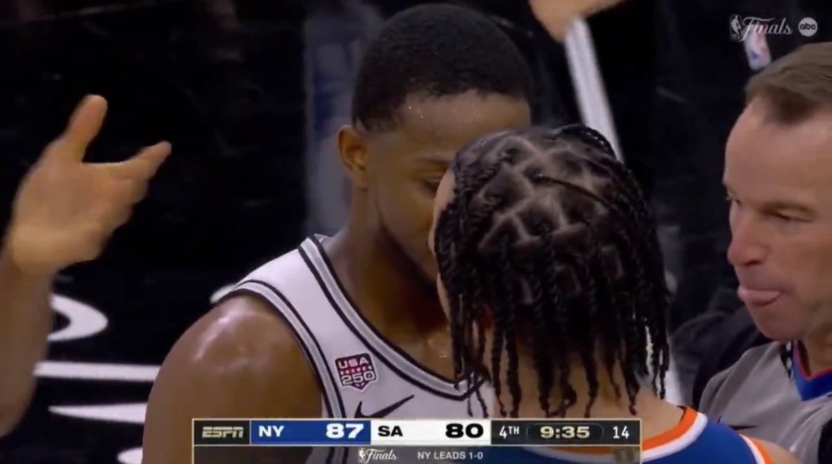 ayaajess's tweet photo. how can you not be romantic about the NBA. https://t.co/VfdGI5hYpv