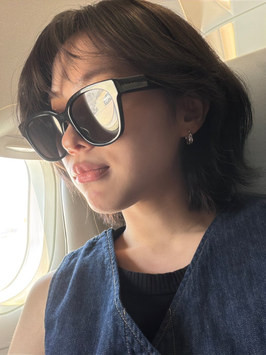 srjchats's tweet photo. 🍬 [06062026 11:40 KST]

📸
“im going off to see m!dzy”
“just wait”

👤 unnie youre seriously pretty these days
🐱 “히힛” https://t.co/9jpy40deTA