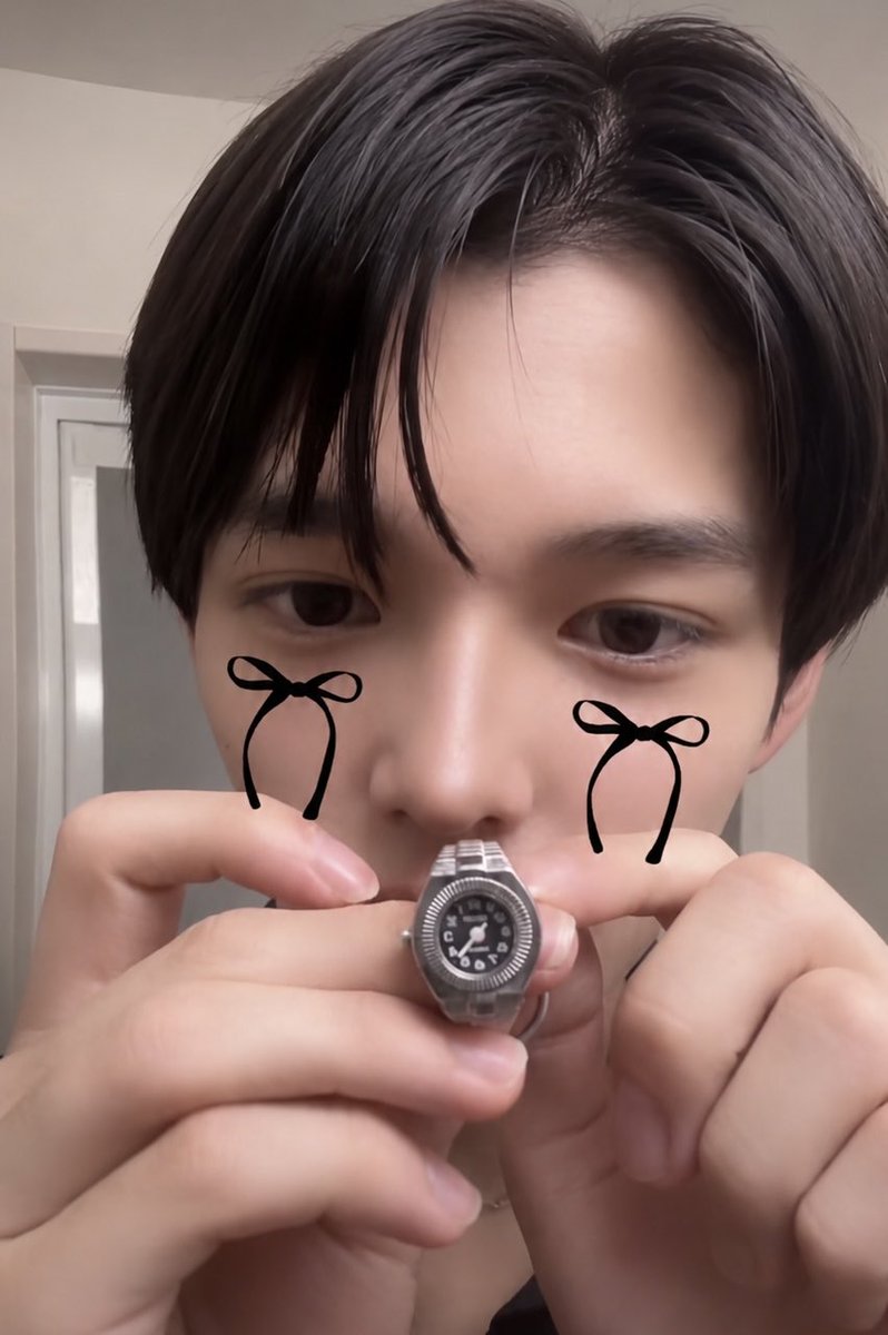 naachiku's tweet photo. 指輪時計見せてくれた。止まってるから、時間は誕生日にしてるのだと。4:22は、短い針と長い針が重なってる。なんか、エモい...👾 あと、なんてキレイな手なの♡   #倉澤俊 https://t.co/Pwkhjt6dqn