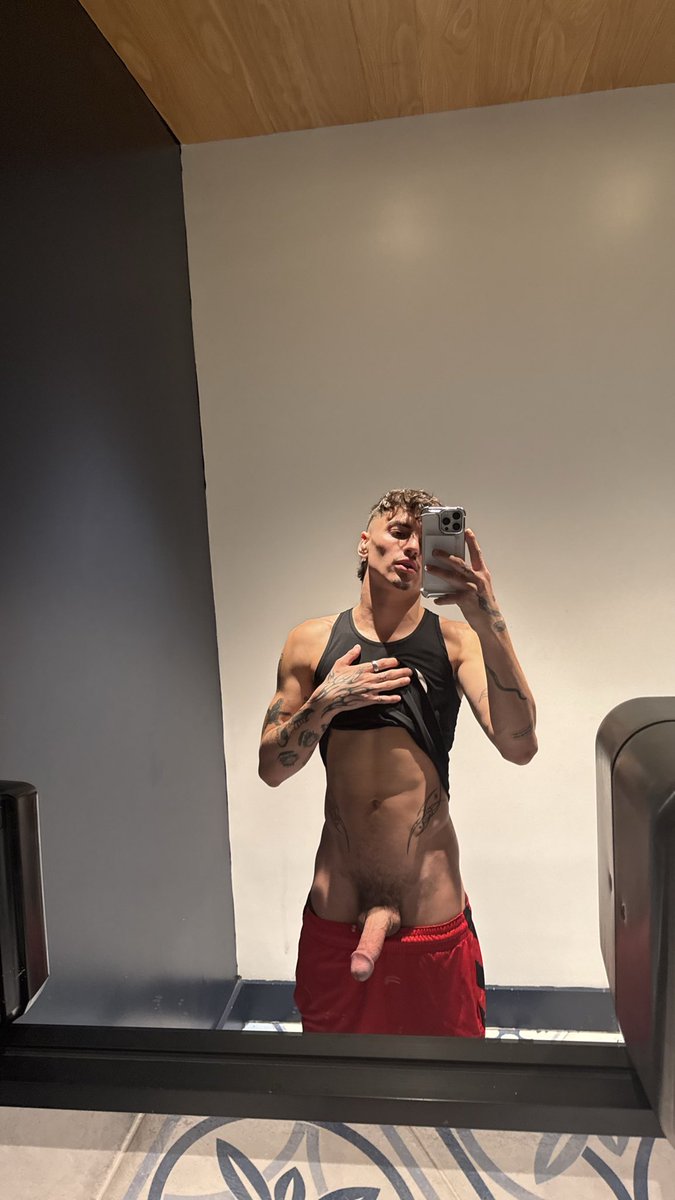 saintxalexander's tweet photo. just got to LA, who’s here? 👀 https://t.co/UAwvF6ME2M