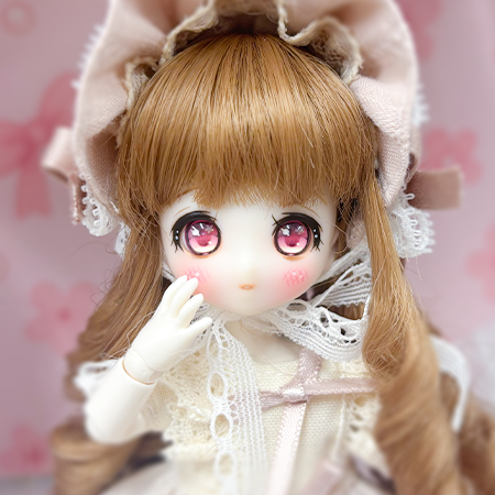 DOLLCExDOLLCE's tweet photo. おはようございます🌞
本日の一枚は「スノーチュマ」ちゃん🩷
そして本日よりあまむすオーダー
セレクトアイ【花てまり】に新色が3色仲間入り🌸
更に4.5inchウィッグに【ロープチプチ】が新登場！🥳
ぜひチェックして下さいね👀✨
本日もDOLLCE秋葉原店は12:00-20:00で元気に営業致します🍀

＃あまむす