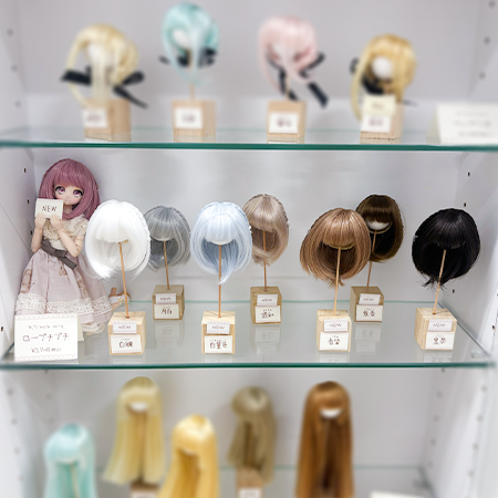 DOLLCExDOLLCE's tweet photo. おはようございます🌞
本日の一枚は「スノーチュマ」ちゃん🩷
そして本日よりあまむすオーダー
セレクトアイ【花てまり】に新色が3色仲間入り🌸
更に4.5inchウィッグに【ロープチプチ】が新登場！🥳
ぜひチェックして下さいね👀✨
本日もDOLLCE秋葉原店は12:00-20:00で元気に営業致します🍀

＃あまむす