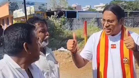 Arytonsennaa's tweet photo. மக்கி கிடந்த குப்பையை எடுத்து சென்ற தவெக அணி https://t.co/LDpzk9LOMq