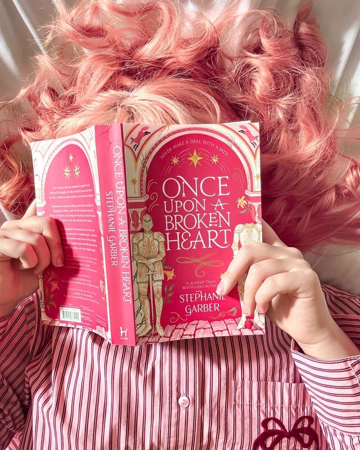 onlythehopeless's tweet photo. currently reading . . .

:¨ ·.· ¨:  once upon a broken heart 𖹭
 `· .  𝜗ৎ          by stephanie garber

« 1/3 » 💌🦊🍎🥧🪞✨ https://t.co/gQPzT7xGgA
