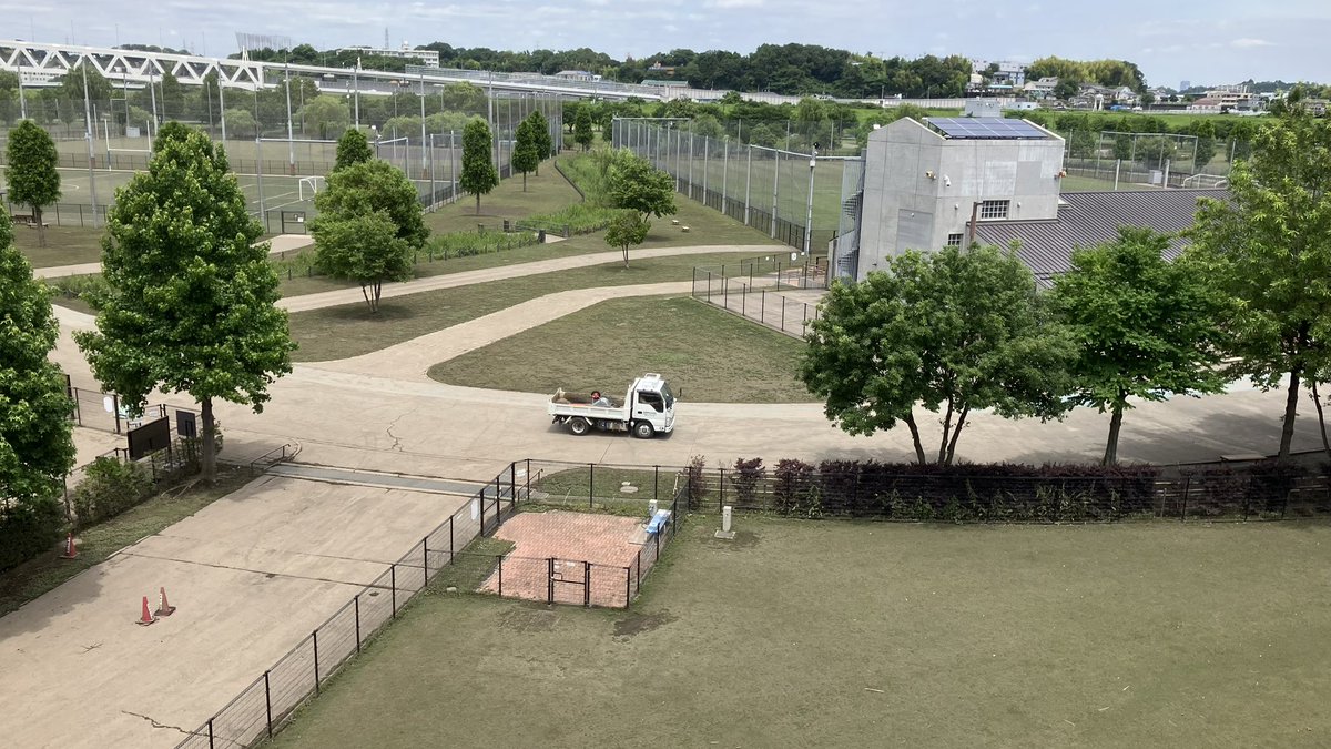 nv350evquit's tweet photo. 新横浜公園
こないだの大雨で鶴見川の水を流した影響で今も閉鎖して清掃が続いています
いつも青々としているドッグランエリアも茶色に……
ただ、施設を使えないのは一時的なものですし、何よりも新横浜公園が本来の機能である貯水をしっかり果たしたのは治水が機能している証左なので👍 https://t.co/60LYlMUHOV