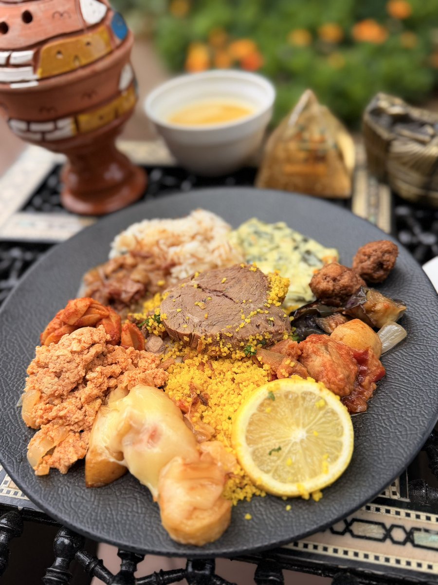Grand_Pyramid's tweet photo. 🥄【6月限定】ビーフクスクス登場！

土日・祝日限定ランチビュッフェに、
北アフリカの伝統料理「ビーフクスクス」が登場✨

クスクスは、北アフリカで古くから親しまれている伝統的な食材。

小さな粒状のセモリナを蒸して作られ、
ふんわりとした食感と、お肉やソースの旨みをしっかり吸い込むのが特徴です。

じっくり煮込んだ柔らかなビーフと合わせた、
6月だけの特別メニューをぜひお楽しみください🇪🇬

さらに、

🥣 レンズ豆のスープ

🍲 スペシャルタジン
🌾 フリーカ
🐑 ラム肉入りエジプトライス

もご用意しております✨

🍽️ 土日・祝日限定ランチビュッフェ
💰 ¥3,000
⏰ 90分制

週末は、グランドピラミッドで
エジプトの伝統の味をお楽しみください🇪🇬✨

📅 6月1日〜6月30日（土日・祝日限定）

📞 ご予約・お問い合わせ
03-6261-9399

#ランチビュッフェ #エジプト料理 #クスクス #ビーフクスクス #飯田橋グルメ #東京グ