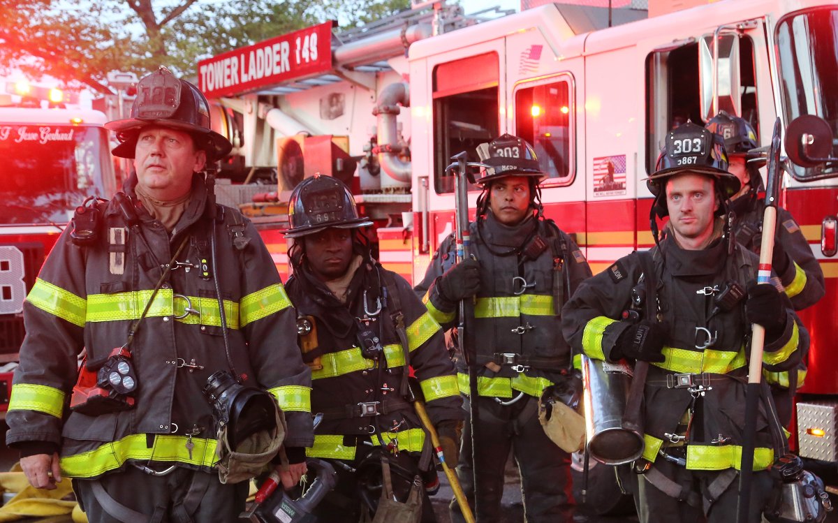 FD4D's tweet photo. Queens 2nd Alarm Box 1171 – Queens fire companies were busy Friday night with a 2nd alarm at 29036 Ocean Crest Blvd in Far Rockaway. Shortly after 7 PM companies were dispatched for a fire in an occupied private dwelling. First due companies quickly transmitted the all-hands followed by a 2nd alarm. No injuries were reported and the cause of the fire is under investigation. @FDNY @NYCFireWire @UFANYC @UFOA854