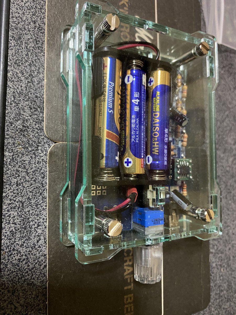 s2000ago's tweet photo. 音ン場にて購入していたアクリルケースを作って見ました〜！
そして余った缶ケースを電池ボックスにして、たけやぶさんのロゴを見えるようにして見た！
が・・・久々に繋いで見たけど音が右からしか出ない(>_<)ちょっと引っ張ると出るが音量上げると音割れてしまうしどうしたもんかな〜？ https://t.co/vg9nvvP1PD
