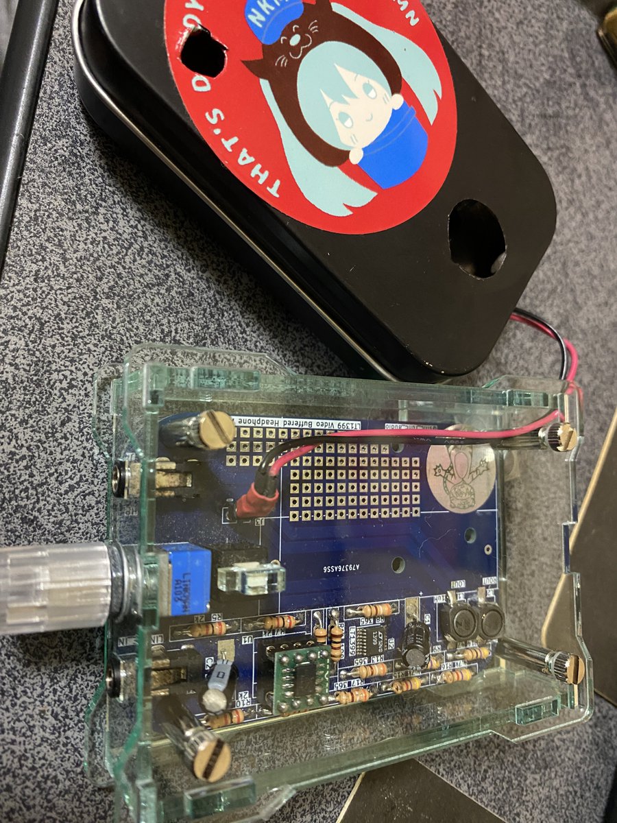 s2000ago's tweet photo. 音ン場にて購入していたアクリルケースを作って見ました〜！
そして余った缶ケースを電池ボックスにして、たけやぶさんのロゴを見えるようにして見た！
が・・・久々に繋いで見たけど音が右からしか出ない(>_<)ちょっと引っ張ると出るが音量上げると音割れてしまうしどうしたもんかな〜？ https://t.co/vg9nvvP1PD
