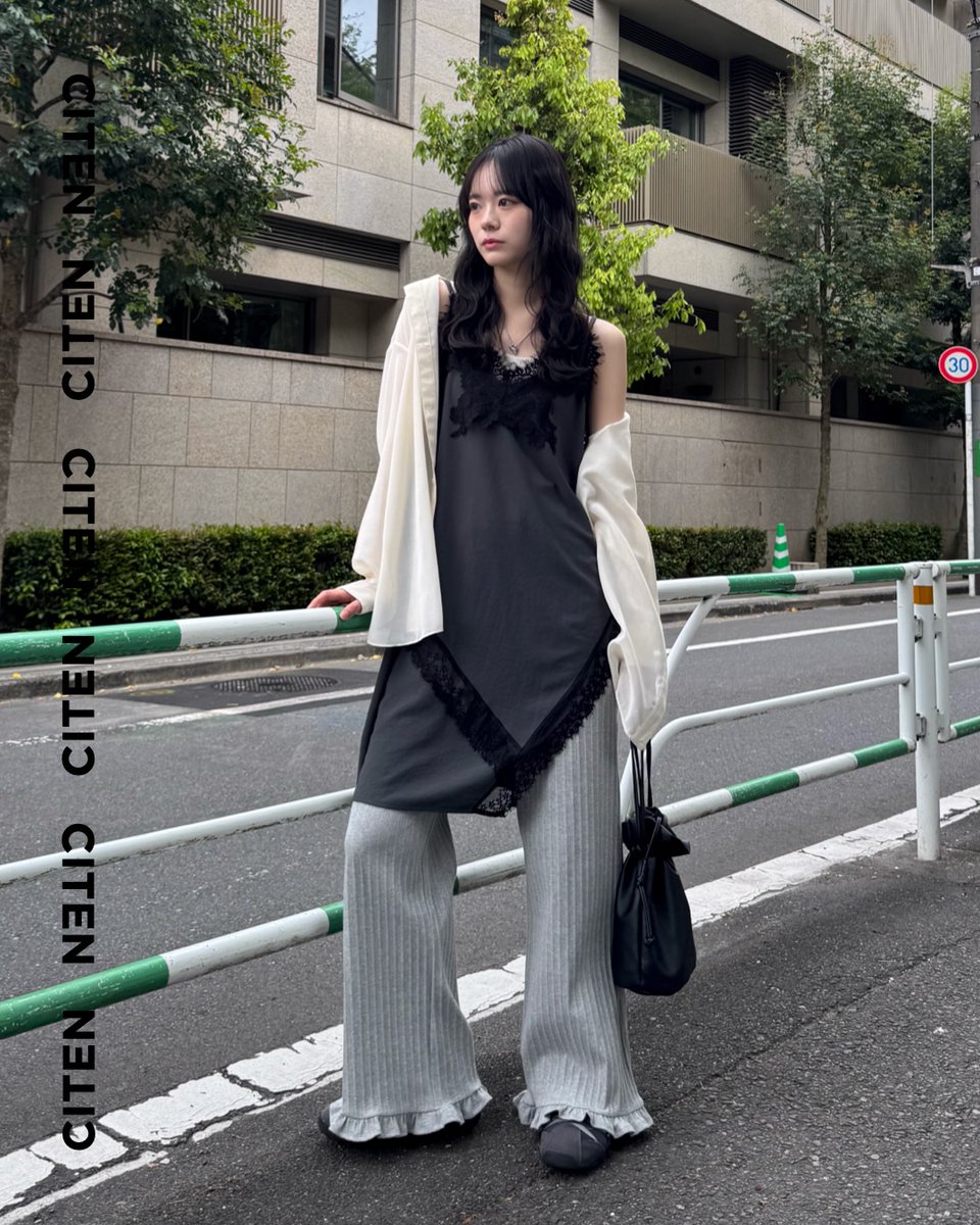 CITEN_OFFICIAL's tweet photo. 裾にフリルを施したカットパンツ🖤
#CITEN https://t.co/Hq0uBVWP7I
