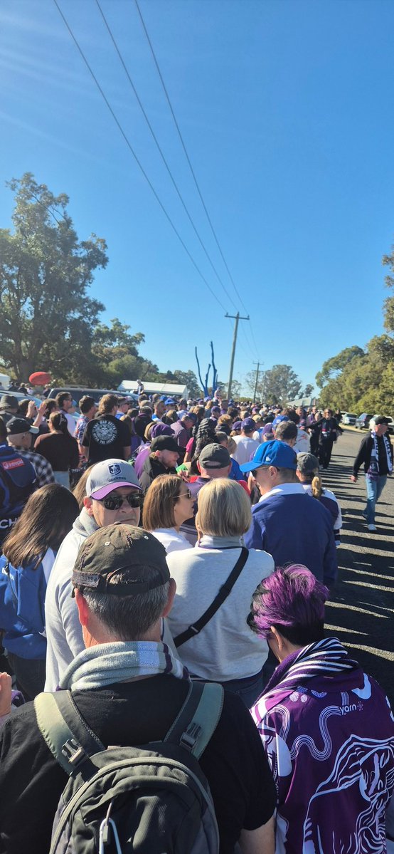 PJneedsleep's tweet photo. Big queues at Hands Oval
Chaos. Bus drops at start of queue then have to walk back . https://t.co/MEavTjbz6O