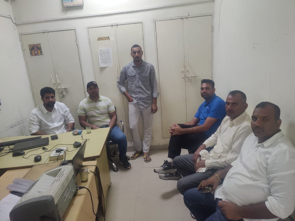mandeeppunia1's tweet photo. Police detained Jaidev Dagar of the Cockroach Janata Party and his friends at Sampla police station while they were traveling from Haryana to Jantar Mantar. 

The police is very active on the Rohtak-Bahadurgarh highway and detaining protesters coming from Haryana. https://t.co/DsvxlqCqCe