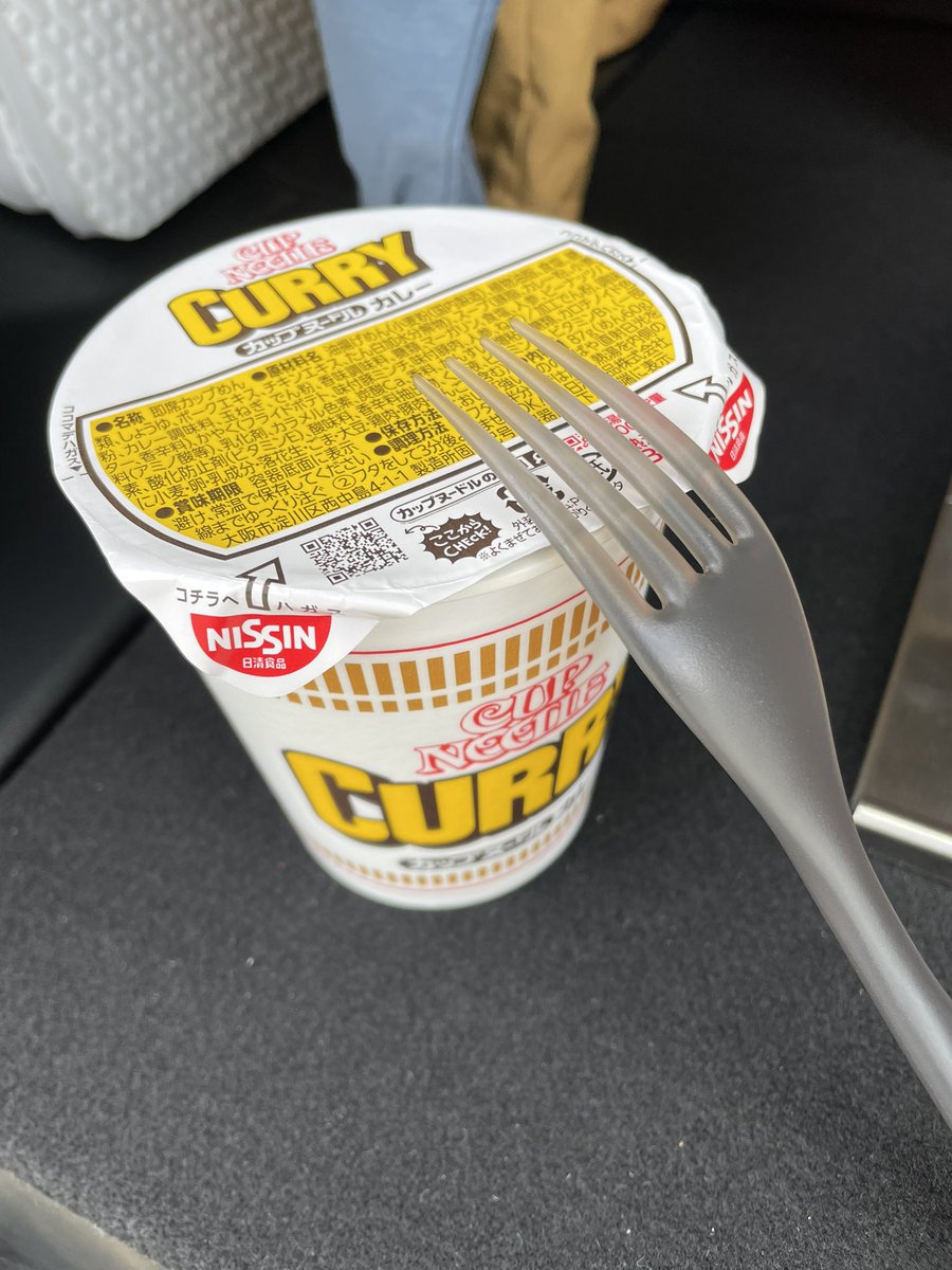 JunkieOsada's tweet photo. 本日の調査飯、カップヌードルはフォークで食べるのが自分的正義。外で食べるカップラーメンはサイコーですね。 https://t.co/v9ZqsOR3R9