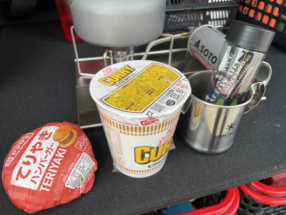 JunkieOsada's tweet photo. 本日の調査飯、カップヌードルはフォークで食べるのが自分的正義。外で食べるカップラーメンはサイコーですね。 https://t.co/v9ZqsOR3R9
