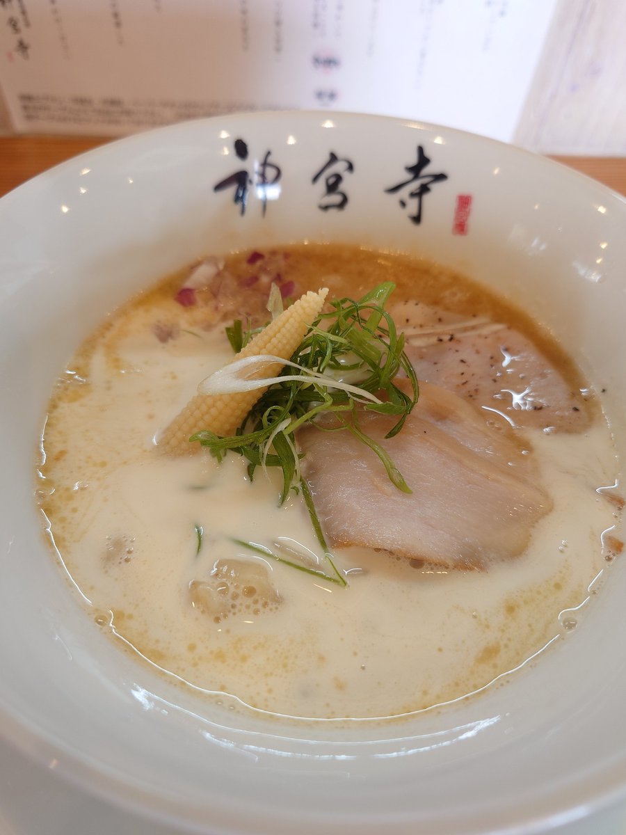 iiyuda_7's tweet photo. 二層泡鶏白湯らぁ麺　
平打ち麺変更　麺硬め
#神宮寺 https://t.co/xi92YE8xgw