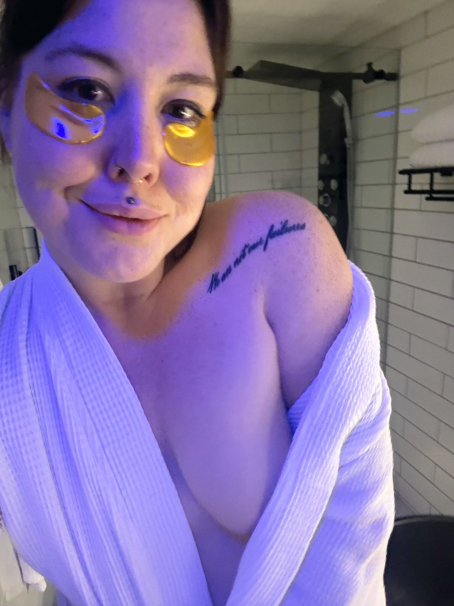 juniperhatesyou's tweet photo. Ate my weight in sushi, now bedtime bath time https://t.co/hueZ3sMwl7