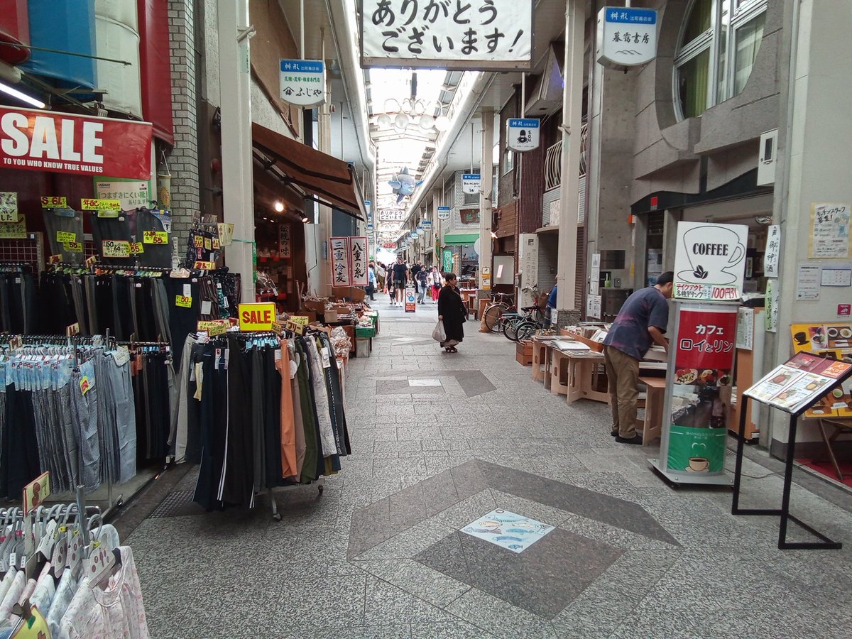 demachiself's tweet photo. お昼前の出町桝形商店街です。バタバタしている今日この頃です。いよいよ出町名物七夕夜店(7月3日金4日土)の日程も決まり、私はナンバ(🌽)焼きの係をします。たまこファンの新京阪君も参加、手伝っていただけるので心強く思っています。 https://t.co/9JmyqPtltr