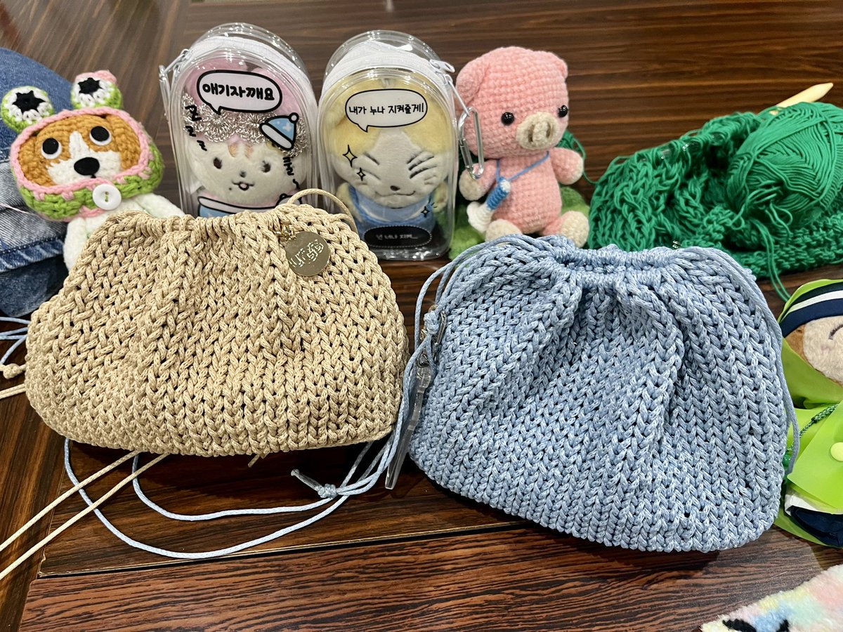 bornto1129's tweet photo. SEVYHOUSEで買った糸でチトちゃんとお揃いのバッグ編んだ🧶 https://t.co/kQPTeZ3QLz