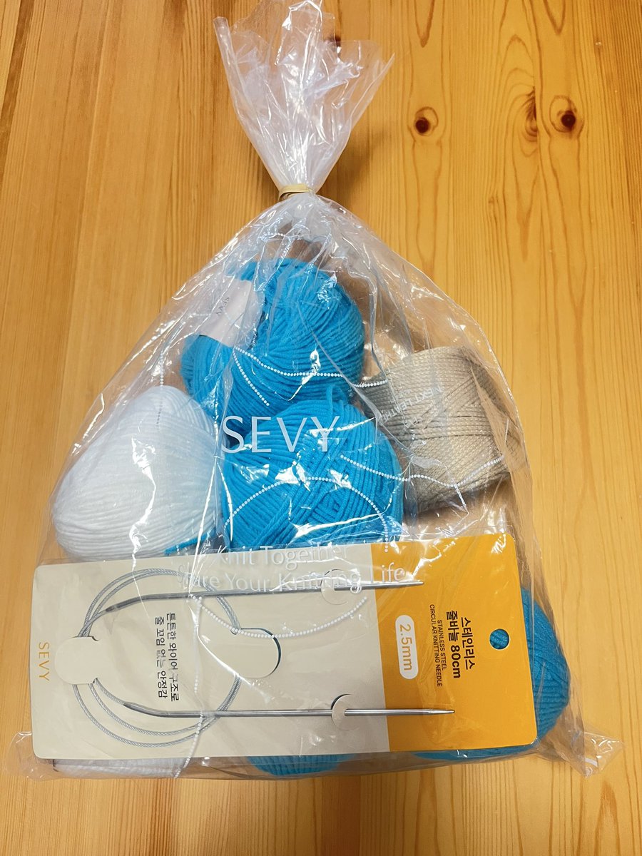 bornto1129's tweet photo. SEVYHOUSEで買った糸でチトちゃんとお揃いのバッグ編んだ🧶 https://t.co/kQPTeZ3QLz