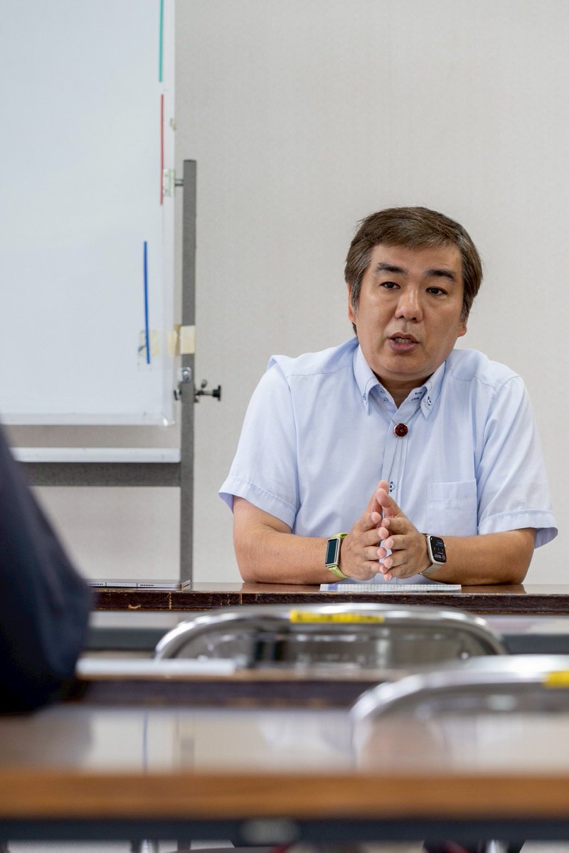 k_akimaru's tweet photo. 県政報告会　秋丸健一郎のここだけの話

5/30 富隈公民館
稲留市議と合同で県政市政報告会として行いました。
８名に参加いただき、空港連絡鉄道、消えたままの横断歩道、少子化対策、若者定住など、ご質問いただきました。

また、市議会の山口副議長にもご参加いただき、少子化対策の話の中で、制度の変遷や若者の意識など５児の母としての肌感覚をお話しいただきました。

5/31 横川公民館
２名に参加いただき、空港活性化、新しい工業団地、児童虐待対応や県議会定数の話をご質問いただきました。

次回第11回は6/7 10時から、
国分いきいき交流センターで行います。
#霧島市
#日常と政治を一つに
#鹿児島県議会