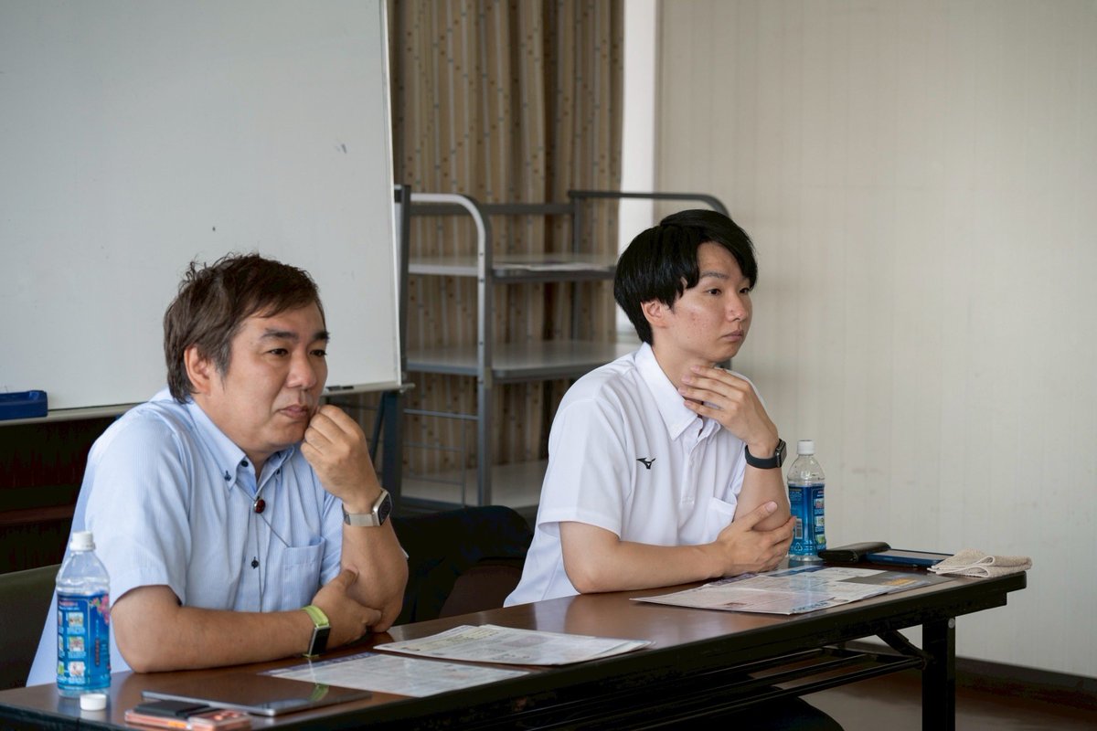 k_akimaru's tweet photo. 県政報告会　秋丸健一郎のここだけの話

5/30 富隈公民館
稲留市議と合同で県政市政報告会として行いました。
８名に参加いただき、空港連絡鉄道、消えたままの横断歩道、少子化対策、若者定住など、ご質問いただきました。

また、市議会の山口副議長にもご参加いただき、少子化対策の話の中で、制度の変遷や若者の意識など５児の母としての肌感覚をお話しいただきました。

5/31 横川公民館
２名に参加いただき、空港活性化、新しい工業団地、児童虐待対応や県議会定数の話をご質問いただきました。

次回第11回は6/7 10時から、
国分いきいき交流センターで行います。
#霧島市
#日常と政治を一つに
#鹿児島県議会