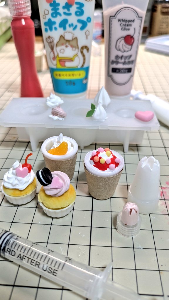 aa980208's tweet photo. フェイクスイーツにおけるいちばん楽しい工程はクリーム絞り。本物のケーキ作りでもそうなんだろう。一発でキメなきゃだから緊張するけど。ソースやオレオとかトッピングしていい感じです( ﾟ∀ﾟ) https://t.co/00Jbd8JIyb