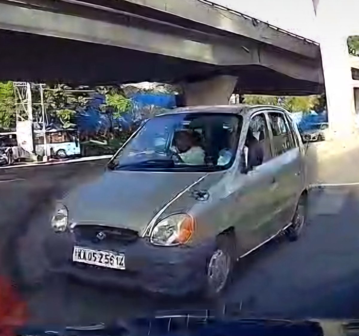 bahushrut's tweet photo. @hsrltrafficps @blrcitytraffic @3rdEyeDude Today morning at 7:01 am this santro KA05Z5614 jumped the signal and almost bumped into our car. Please let me know if there is any exemption available for anyone from following traffic rules and signals? https://t.co/O1IGaSVgdw