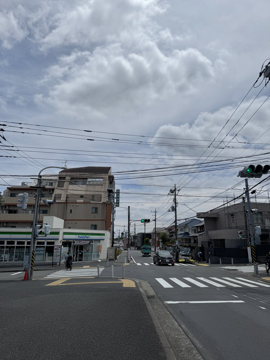 imae's tweet photo. 横浜の気温は、20.0度、湿度 68％です。
最高気温予想は、25度、天気予報は「晴れのち曇」です。
晴れていますが、モコモコした雲が広がっています。
弱い風が吹いて、ひんやりしています。 https://t.co/4JYbik3kKZ