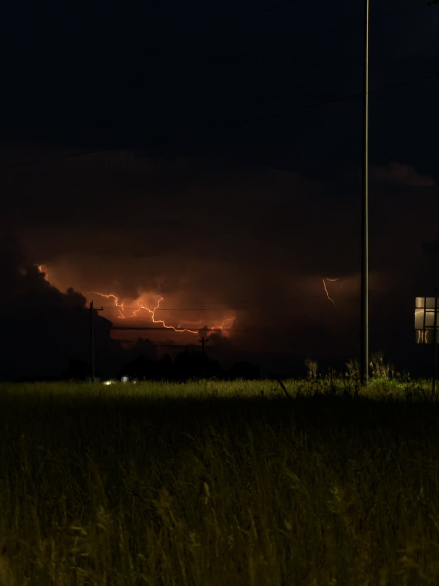 chaserswx's tweet photo. Lightning show!! Centered between two tornado warned storm systems. They’re located across southern Iowa and Wisconsin #iawx https://t.co/gaUjTwTcJz
