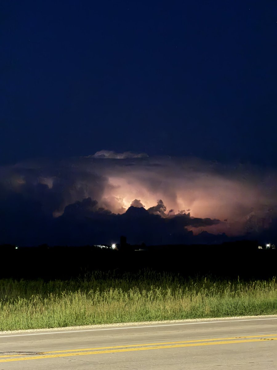 chaserswx's tweet photo. Lightning show!! Centered between two tornado warned storm systems. They’re located across southern Iowa and Wisconsin #iawx https://t.co/gaUjTwTcJz