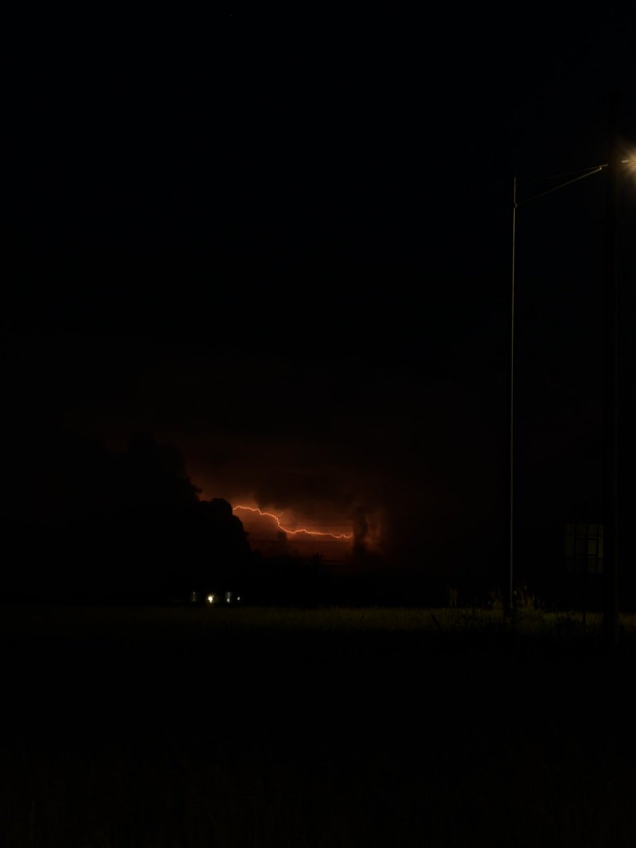 chaserswx's tweet photo. Lightning show!! Centered between two tornado warned storm systems. They’re located across southern Iowa and Wisconsin #iawx https://t.co/gaUjTwTcJz