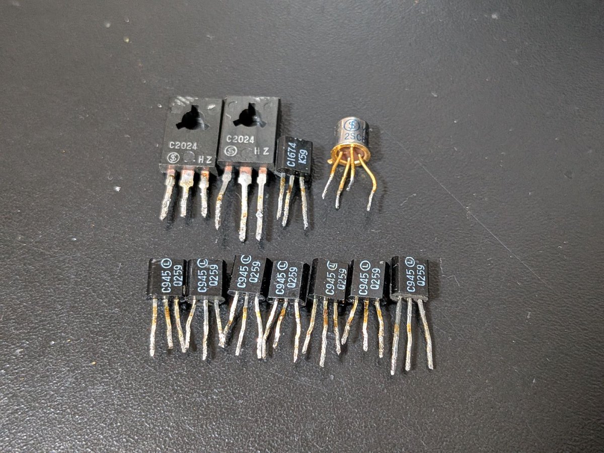 xtv183's tweet photo. 古の半導体、Solid State、放熱版固定用ネジ付き高周波トランジスタとか今見たら変態パッケージだな。このフォントの2SC945も始めて見た気がする https://t.co/yDB2yUp0xO