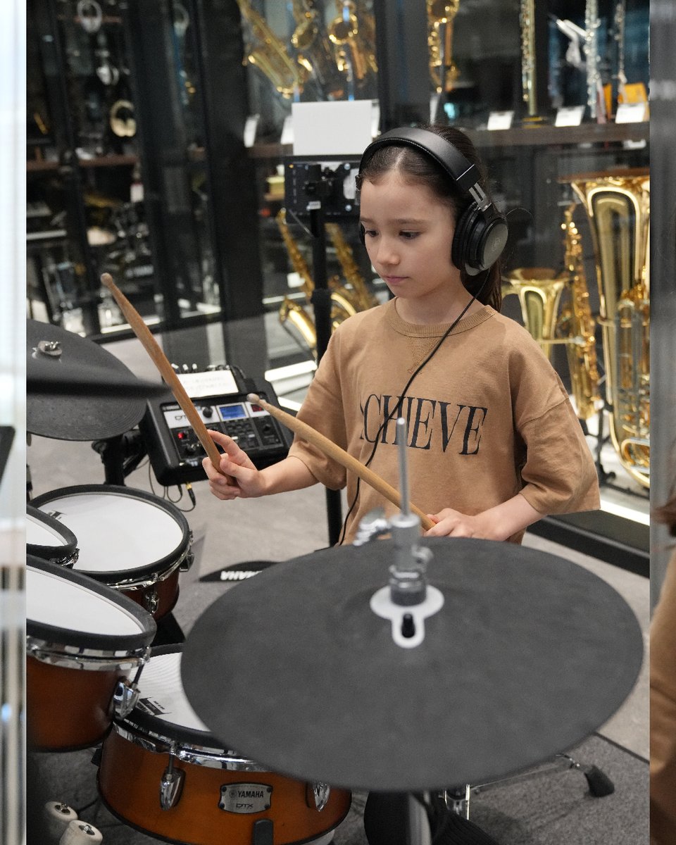 YamahaMusic_Jp's tweet photo. 6月6日は「楽器の日」🎷🎹🥁

「芸事は6歳の6月6日に始めると上達する」という言い伝えが由来です。

はじめて楽器に触れた瞬間。
思い通りに音が鳴ったうれしさ。
誰かと音を合わせる楽しさ。

音楽との出会いは、毎日を少し特別にしてくれる。

ヤマハはこれからも、
“音を楽しむきっかけ”を届け続けます。

そして今年の6月6日は、
「ヤマハミュージック 横浜みなとみらい」2周年でもあります✨

この場所が、音楽との出会いが生まれる場所になれたらうれしいです 🎶

#楽器の日 #YamahaMusic #ヤマハ #ヤマハミュージック横浜みなとみらい