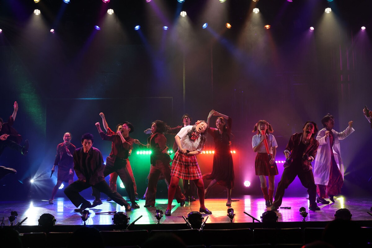 stage_natalie's tweet photo. 柿喰う客20周年記念第2弾「サバンナの掟」開幕、中屋敷法仁「“圧倒的フィクション”の原型」（舞台写真 / コメントあり）
https://t.co/WjAcT7mITA https://t.co/7D2RuRIjeb