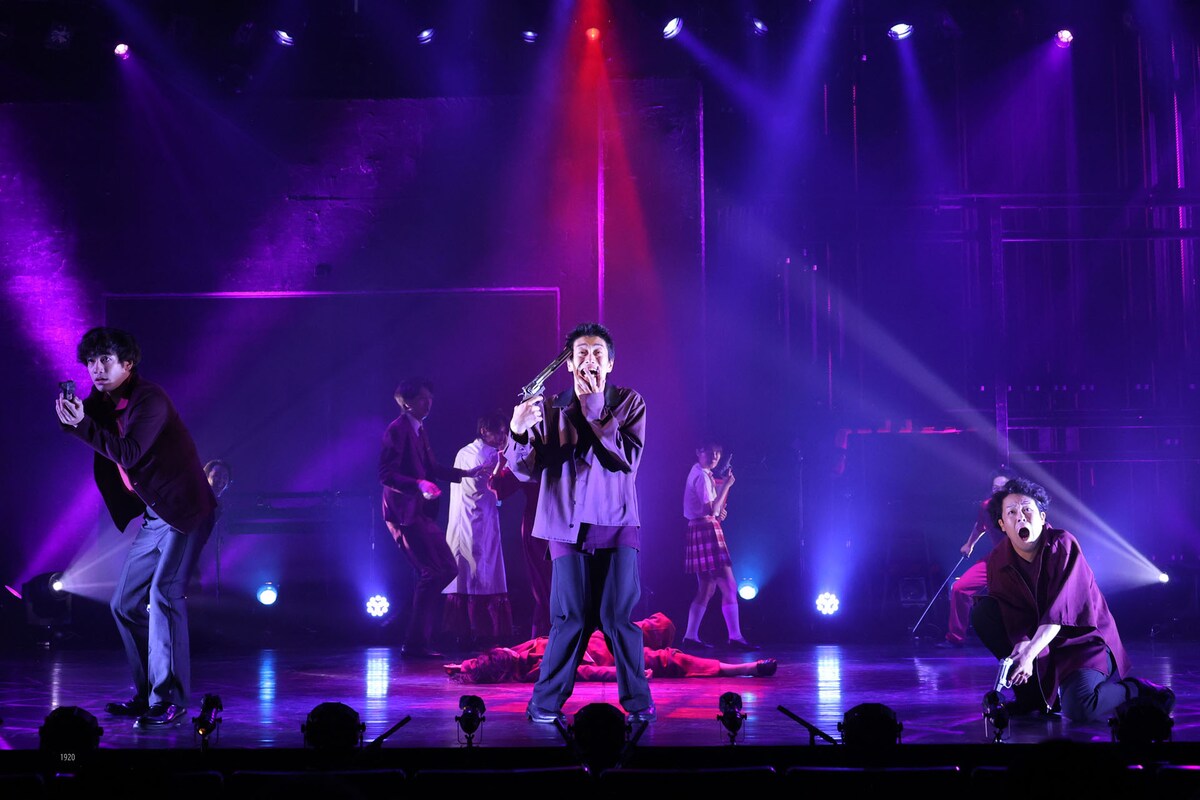 stage_natalie's tweet photo. 柿喰う客20周年記念第2弾「サバンナの掟」開幕、中屋敷法仁「“圧倒的フィクション”の原型」（舞台写真 / コメントあり）
https://t.co/WjAcT7mITA https://t.co/7D2RuRIjeb