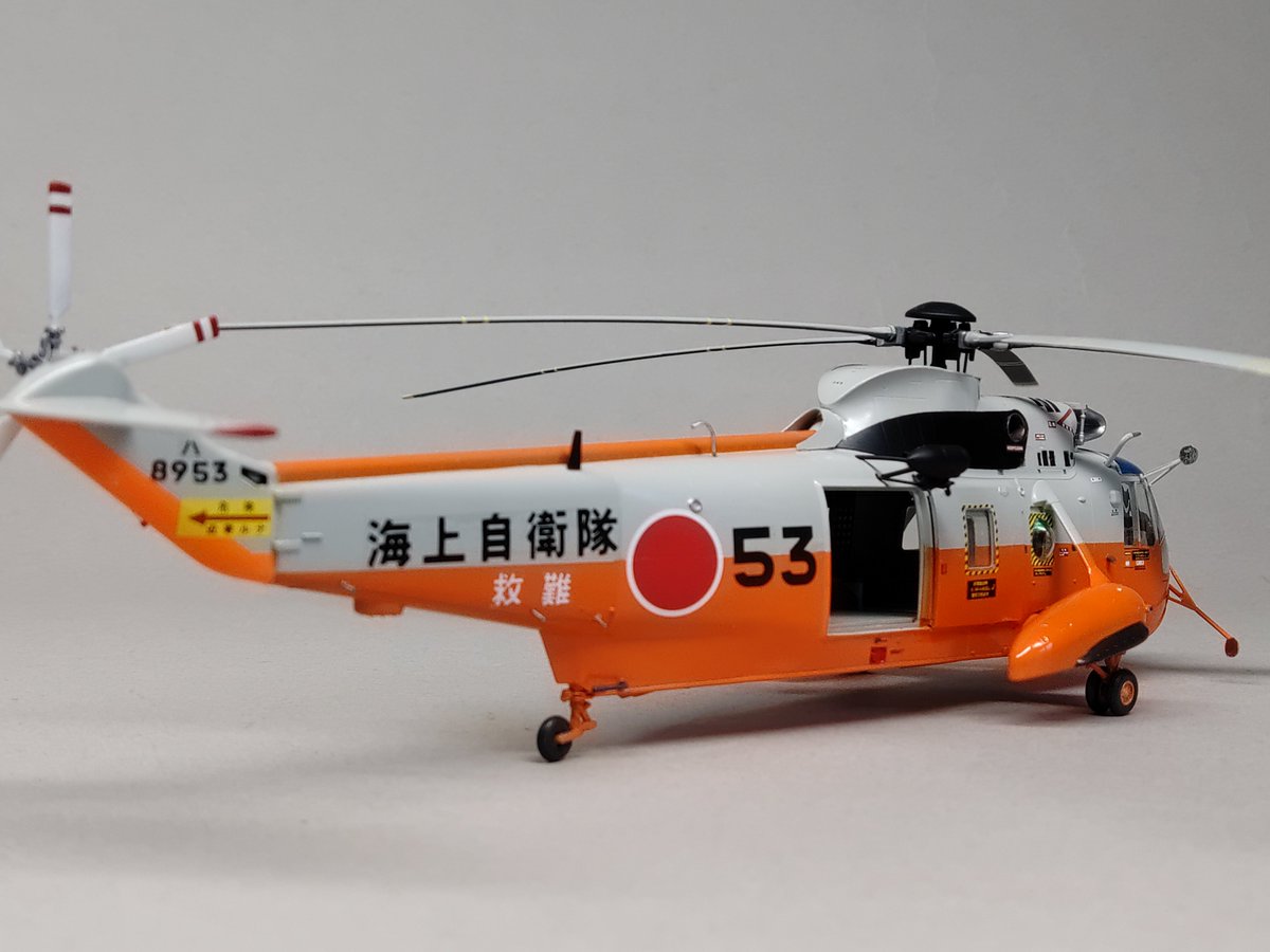 sansaiyaro1923's tweet photo. cyber-hobby/Dragon(改) 1/72 S-61AH "ちどり" 完成しました！
対潜ヘリとして開発され、西側で広く使われた傑作機を大機内容量を活かして救難機とした機体です。
途中からHSS-2Bに準じた改良が施され、2001年まで各地の救難飛行隊で活躍しました
塗装は八戸救難飛行隊所属 8953(生産最終号機) です https://t.co/tdOdsbP8Bn