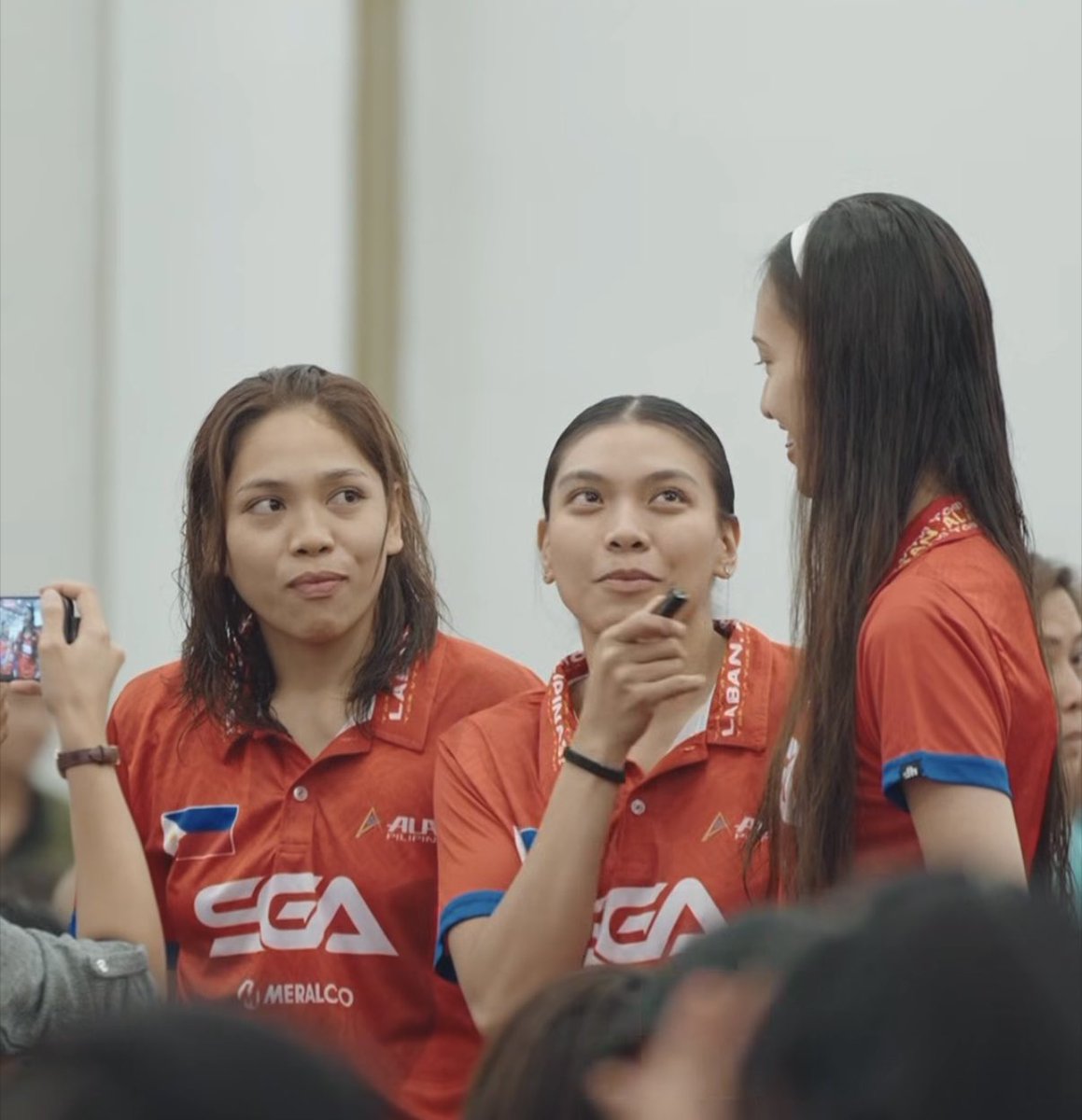 aicille73's tweet photo. Alyssa Valdez with Nina at Thea 💗🇵🇭✨💪 #ALASPILIPINAS #AlyssaValdez #ninaytang #theagagate #AVCCup https://t.co/B8DFefV8re