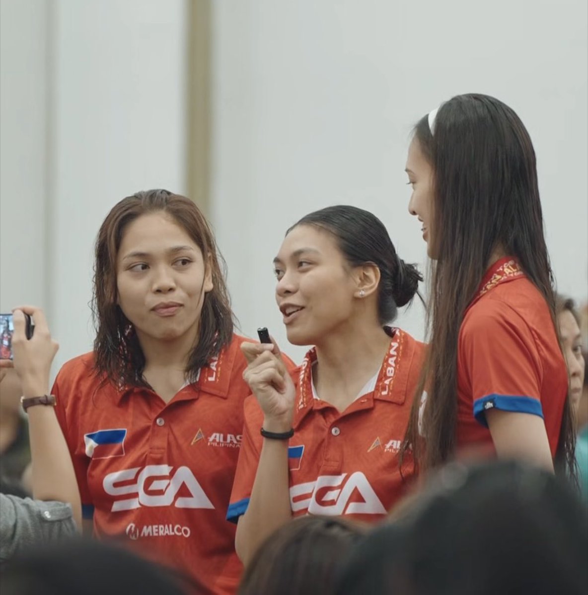 aicille73's tweet photo. Alyssa Valdez with Nina at Thea 💗🇵🇭✨💪 #ALASPILIPINAS #AlyssaValdez #ninaytang #theagagate #AVCCup https://t.co/B8DFefV8re