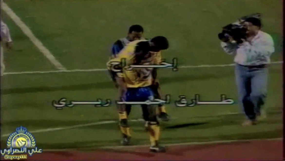 proof234's tweet photo. يقول النجم تييري هنري 
(يُذكر اللاعبون العظماء بالألقاب. أما الأساطير، فيُذكرون بحسن معاملتهم للناس !) 

وهنا يظهر #الأسطورة #ماجد_عبدالله وهو يحمل على ظهره زميلة المصاب #مرحوم_المرحوم https://t.co/lao597YIvj
