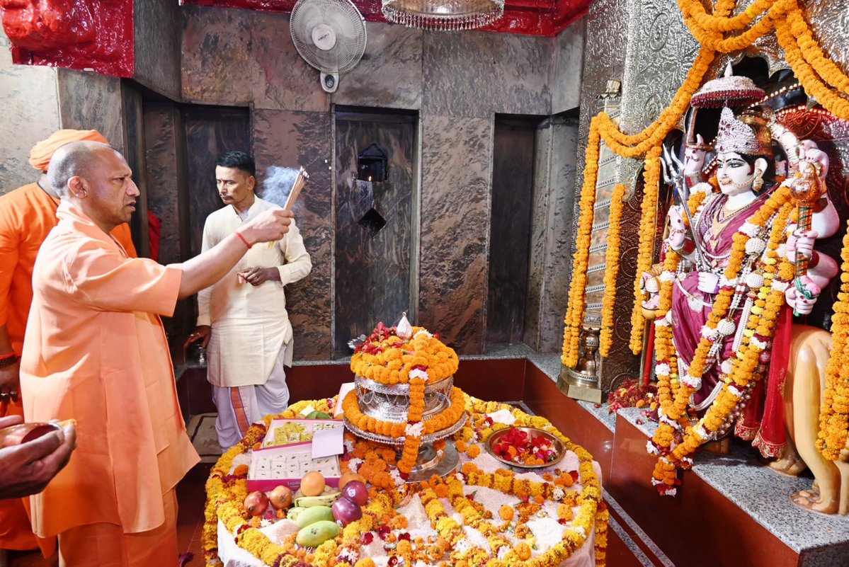 CMOfficeUP's tweet photo. मुख्यमंत्री @myogiadityanath जी ने आज जनपद बलरामपुर स्थित शक्तिपीठ मां पाटेश्वरी देवी मंदिर में विधि-विधान से पूजा-अर्चना कर प्रदेशवासियों के सुख, समृद्धि एवं मंगलमय जीवन की कामना की।

मुख्यमंत्री जी ने मंदिर परिसर का भ्रमण किया तथा गौशाला में गोसेवा भी की। https://t.co/K6npFl6ak2